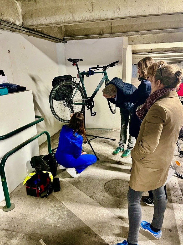 Collaborateurs pendant une animation vélo pratique