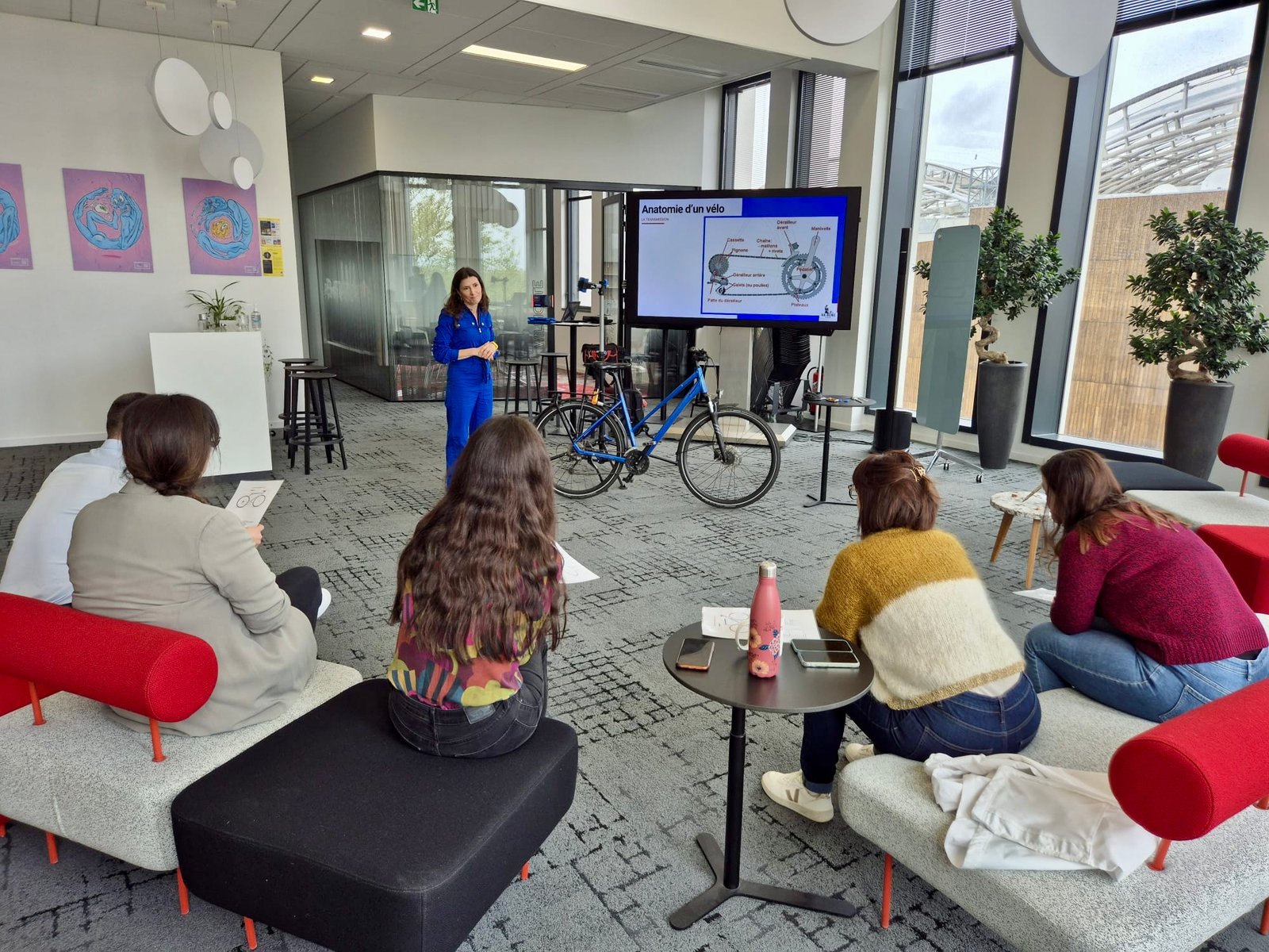 Formation vélo organisée sur le site d’une entreprise avec les salariés.