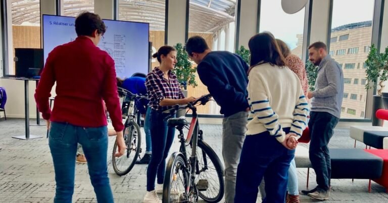 Bénédicte Michaux anime une formation vélo auprès de salariés en entreprise
