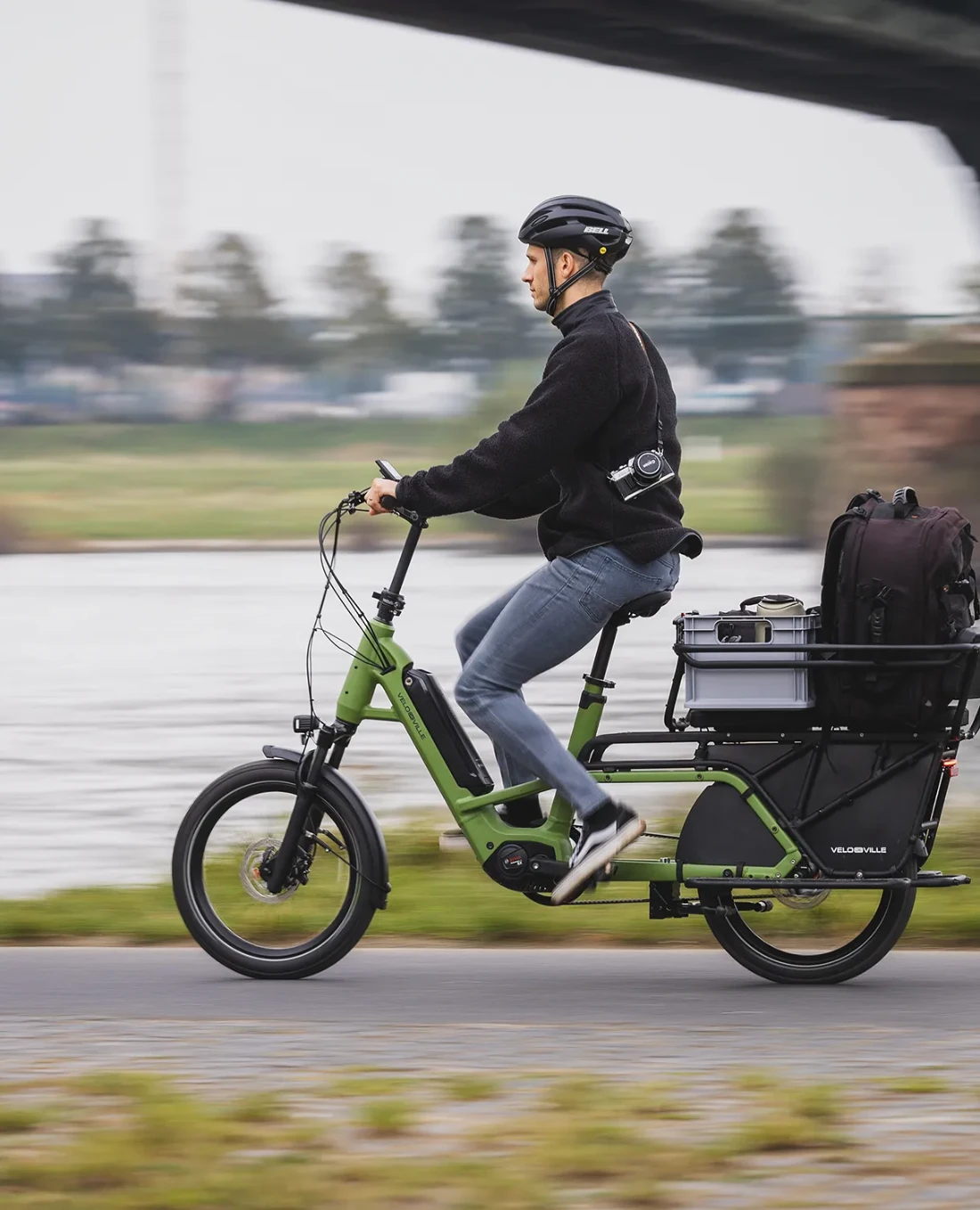 Cycliste utilisant un vélo longtail chargé pour un déplacement professionnel